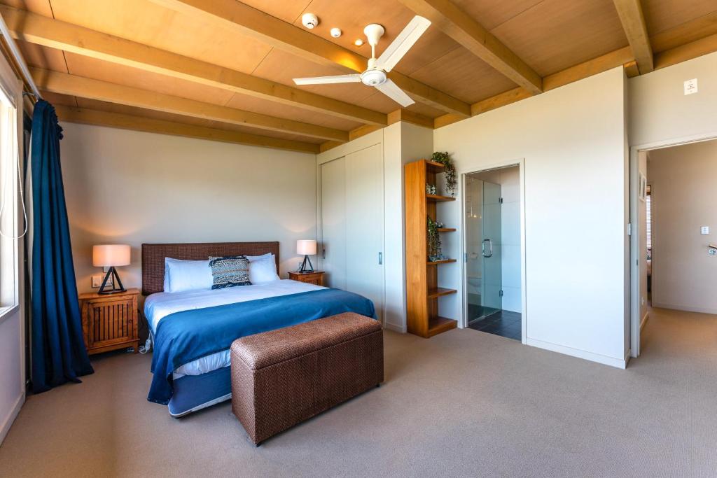Postel nebo postele na pokoji v ubytování The Sands - Villa 28 - Stay Waiheke