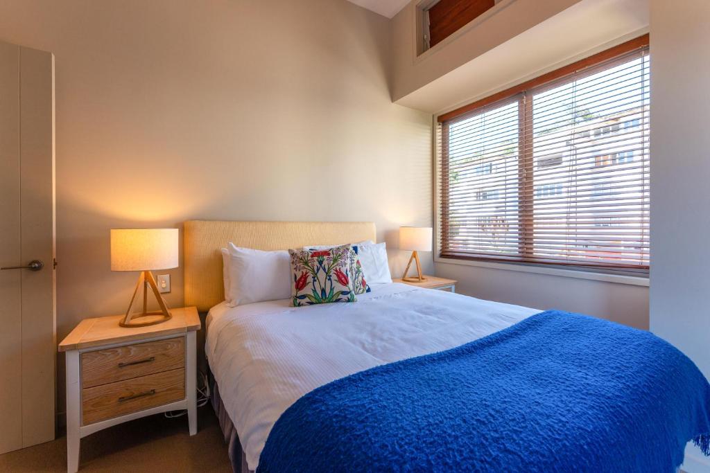 Postel nebo postele na pokoji v ubytování The Sands - Villa 28 - Stay Waiheke