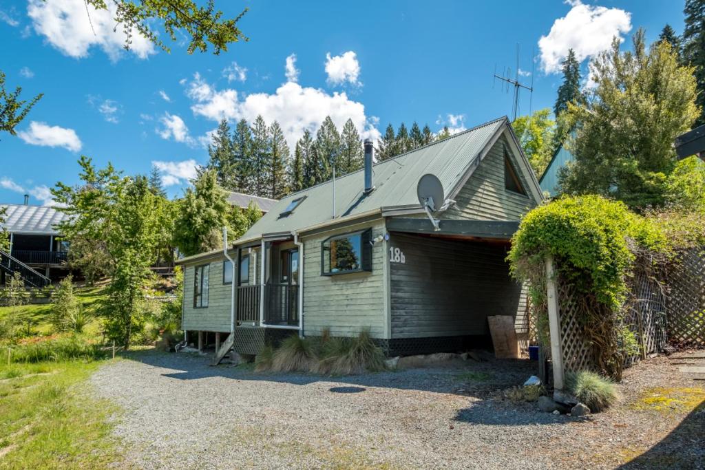 ein kleines Haus mit einer Garage in einem Hof in der Unterkunft 18b Alpine Avenue in Hanmer Springs