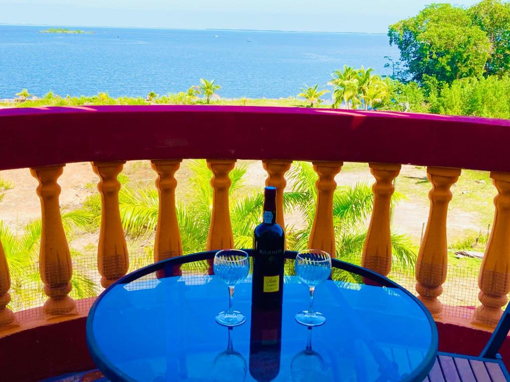 Gambar di galeri bagi Alexander Penthouse Spectacular Sea Views Regal Room di Belize City