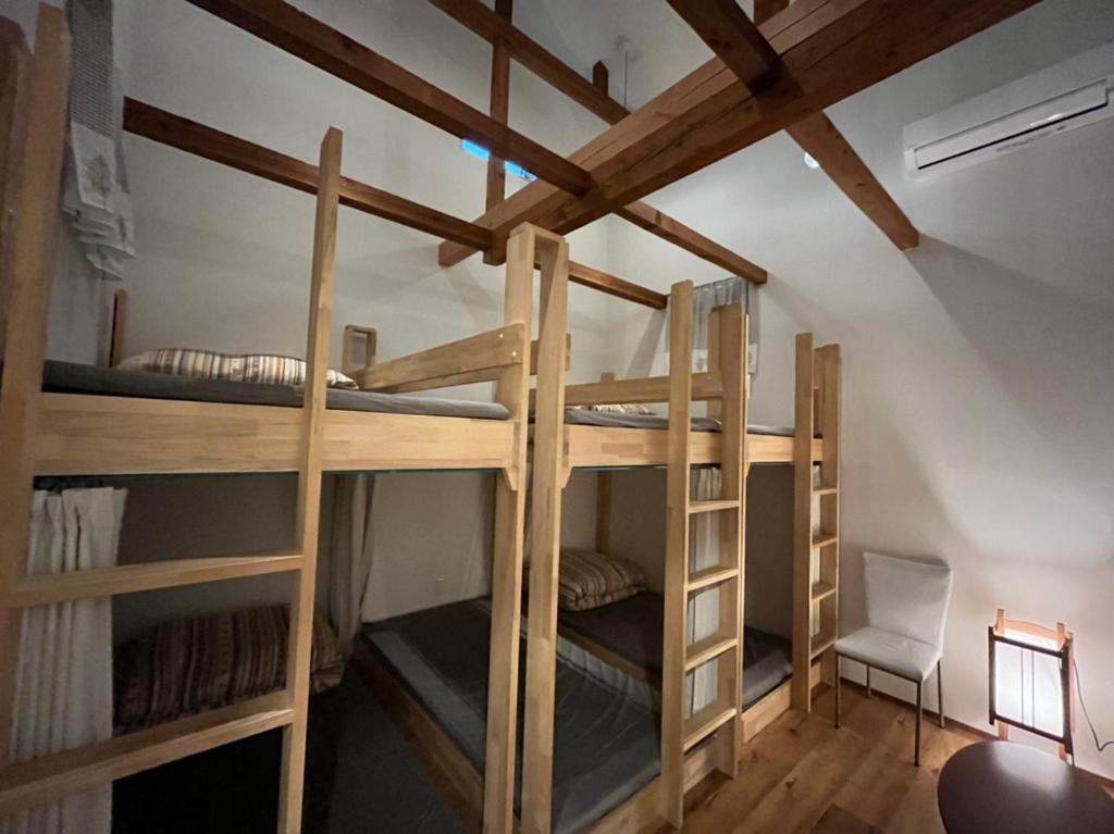 Zimmer mit 2 Etagenbetten in einem Zimmer in der Unterkunft Kanazawa Guesthouse Stella in Kanazawa