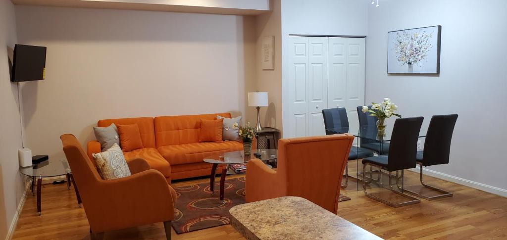 sala de estar con sofá, mesa y sillas en RELAXING 3 BR WITH FREE PARKING AT THE SEQUOIA en Washington