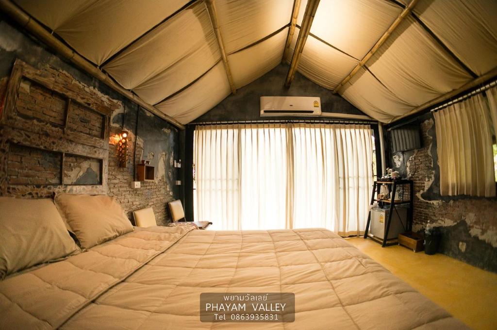 1 dormitorio con 1 cama grande en una tienda de campaña en Phayam Valley Homestay, en Ko Phayam