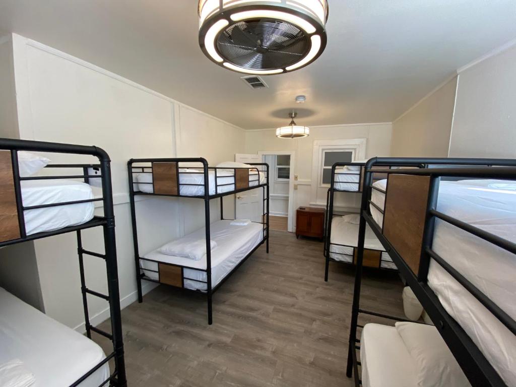 Cama o camas de una habitación en Howzit Hostels
