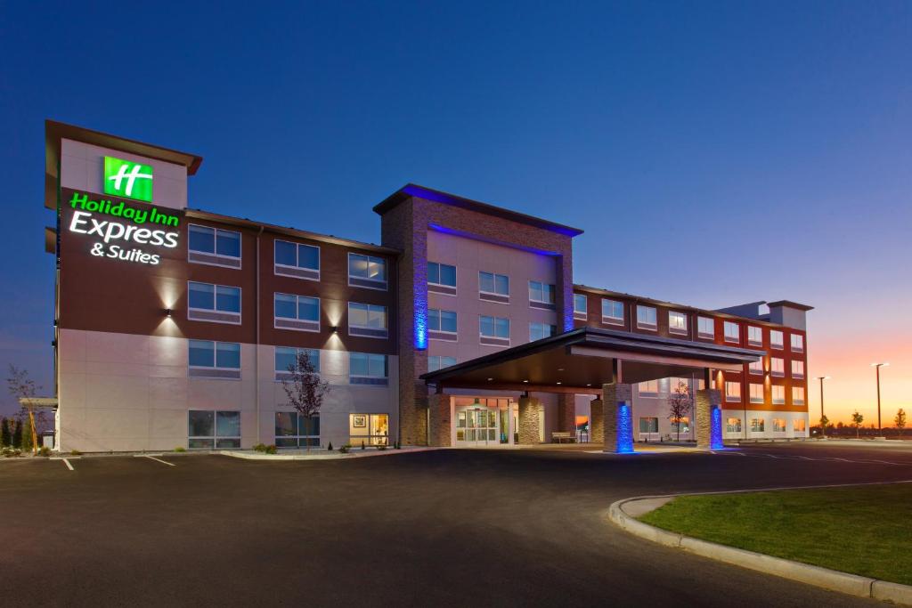 an exterior view of a hotel at dusk at Holiday Inn Express & Suites - Moses Lake, an IHG Hotel in Moses Lake