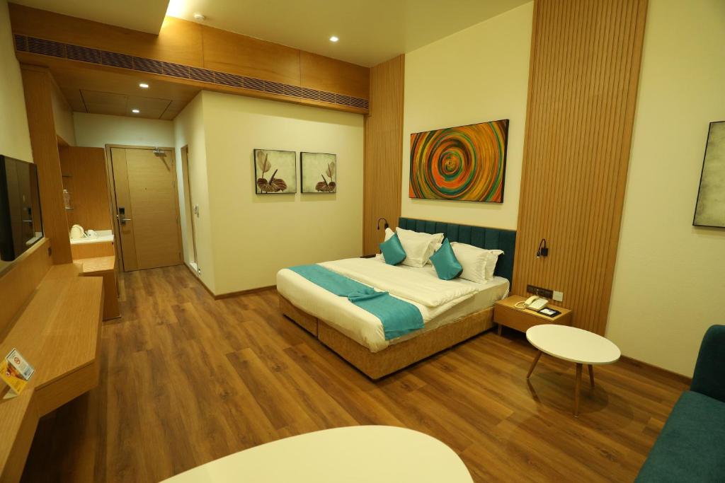 Postel nebo postele na pokoji v ubytování Hotel Blueivy Anand