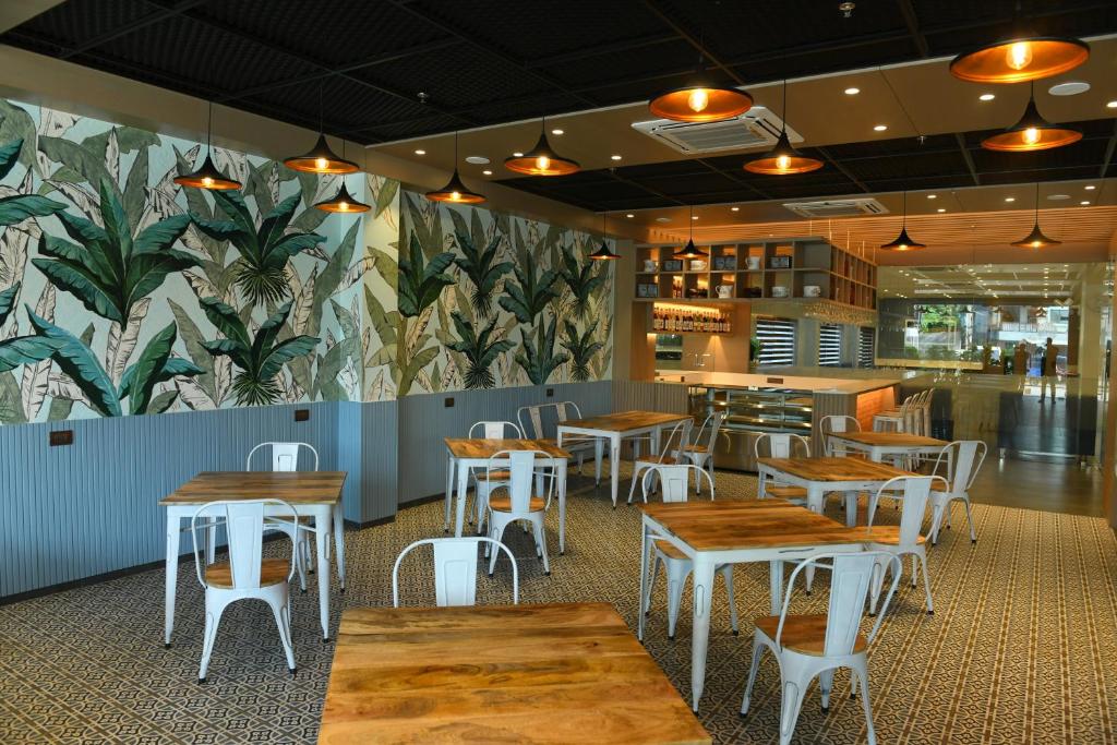 Restaurace v ubytování Hotel Blueivy Anand