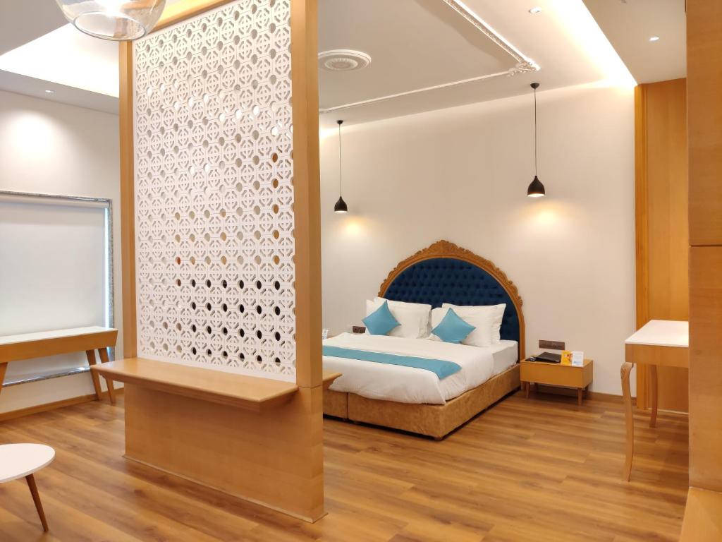 Postel nebo postele na pokoji v ubytování Hotel Blueivy Anand