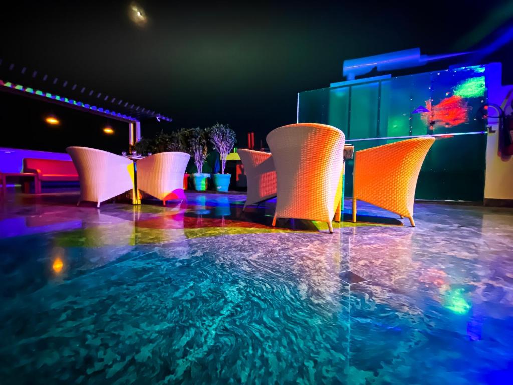 Bazén v ubytování Sky Suites nebo v jeho okolí