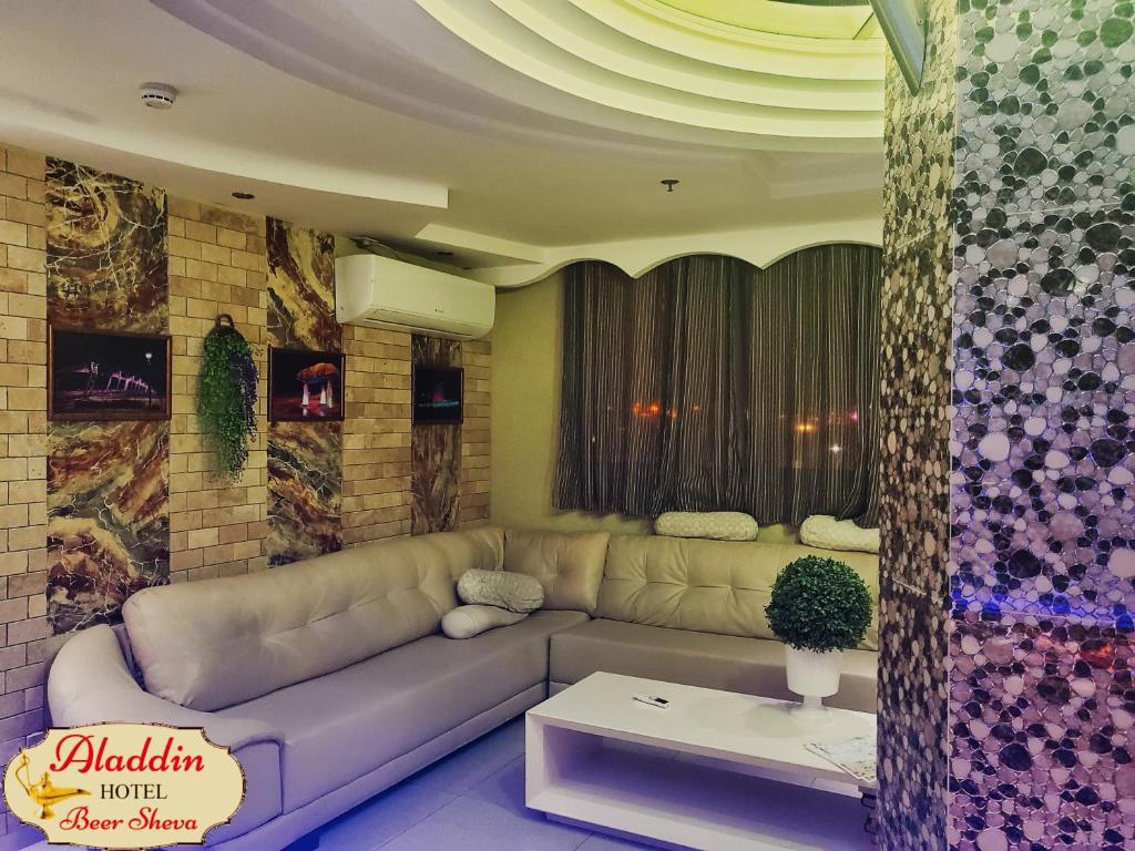 Posezení v ubytování Aladdin Hotel Beer Sheva
