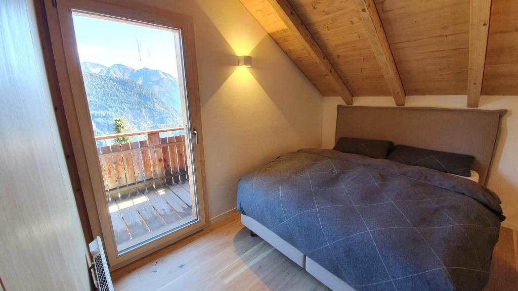 Voodi või voodid majutusasutuse Chalet Baumfuchs direkt an der Talabfahrt Belalp toas