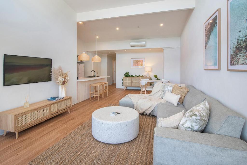 una sala de estar con un sofá y una mesa en Villa on Fearn, en Margaret River Town