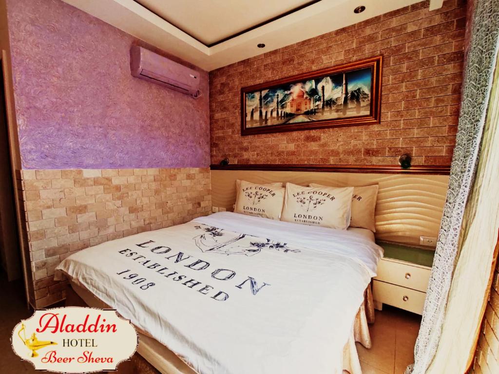 Postel nebo postele na pokoji v ubytování Aladdin Hotel Beer Sheva
