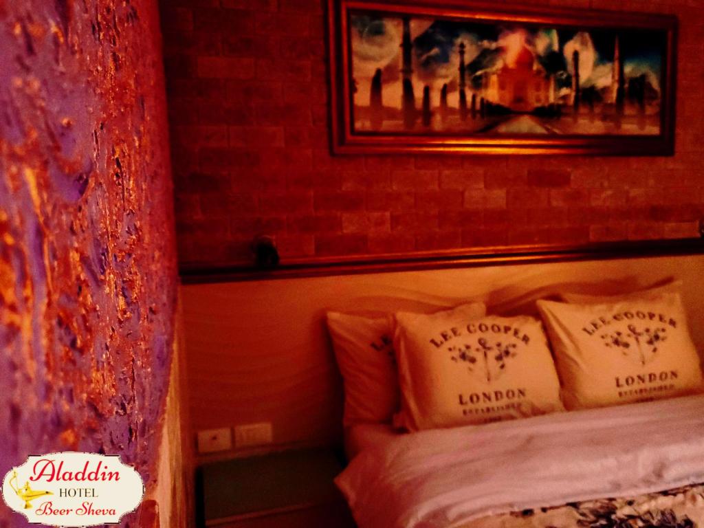 Postel nebo postele na pokoji v ubytování Aladdin Hotel Beer Sheva