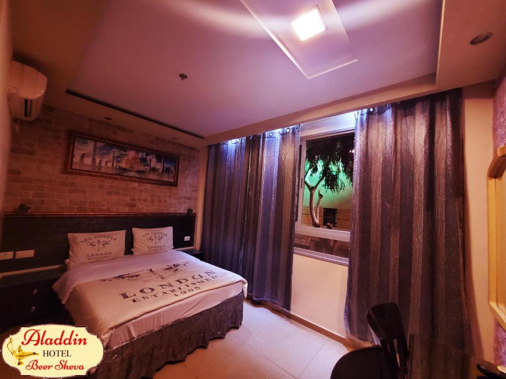 Postel nebo postele na pokoji v ubytování Aladdin Hotel Beer Sheva