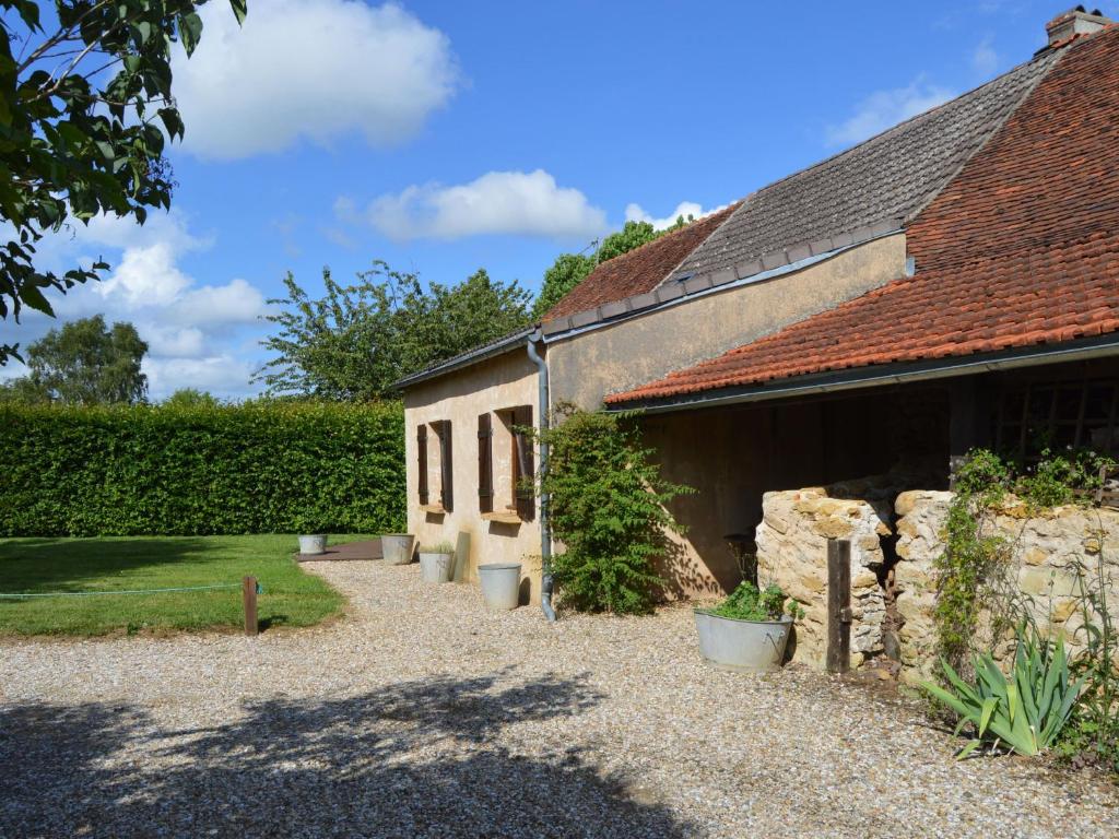 ein altes Haus mit Garten neben einem Gebäude in der Unterkunft Gîte Communauté de communes Brenne - Val de Creuse-Vigoux, 4 pièces, 6 personnes - FR-1-591-102 in Vigoux