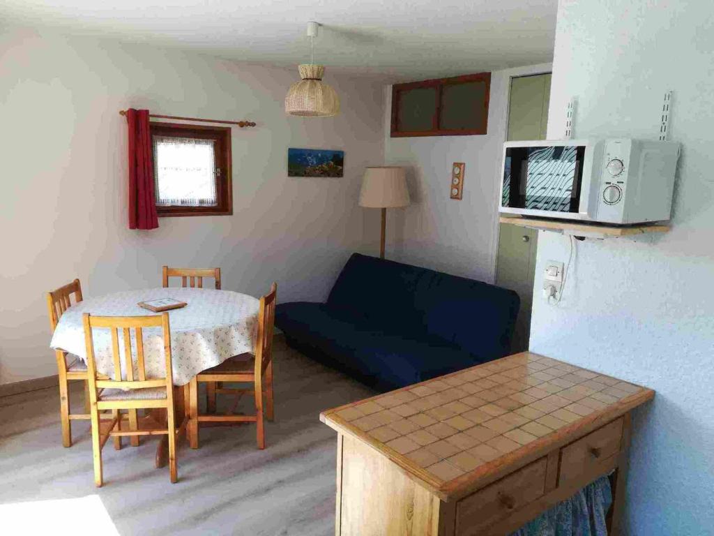 ein Wohnzimmer mit einem Tisch und einem Sofa in der Unterkunft Studio Valloire, 1 pièce, 5 personnes - FR-1-263-449 in Valloire