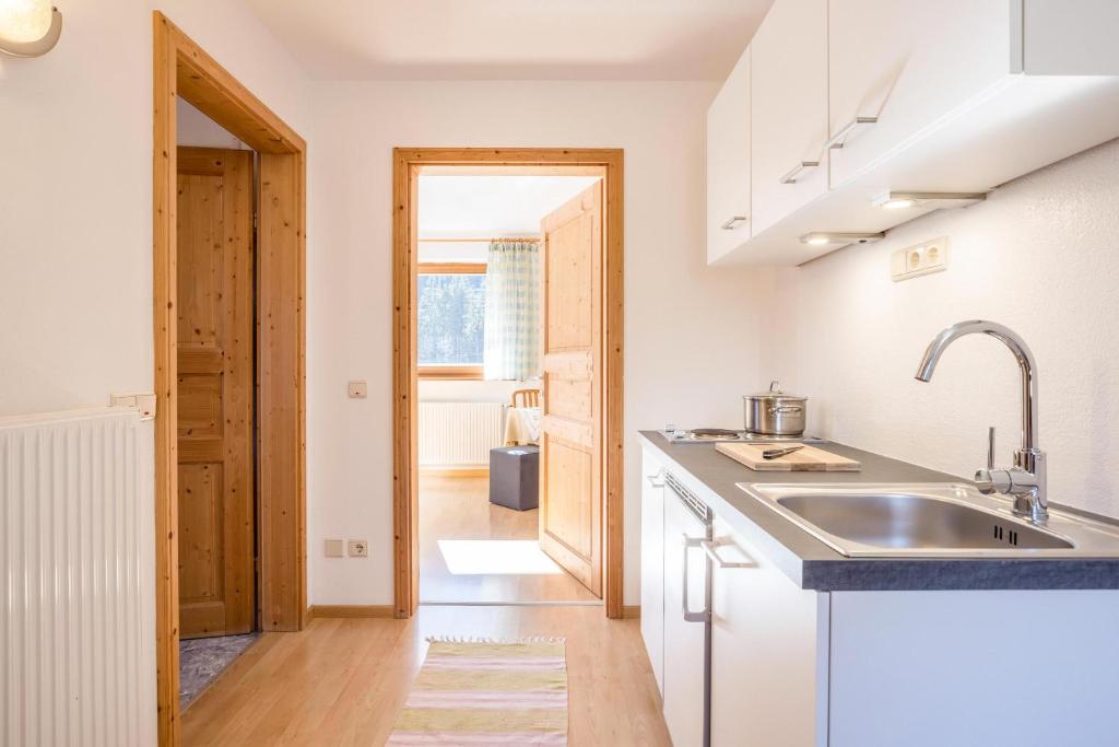 Kuchyňa alebo kuchynka v ubytovaní Bnb Lettnerhof Terrace Family Suite