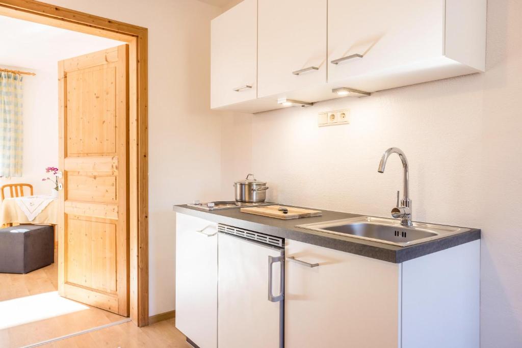 Kuchyňa alebo kuchynka v ubytovaní Bnb Lettnerhof Terrace Family Suite