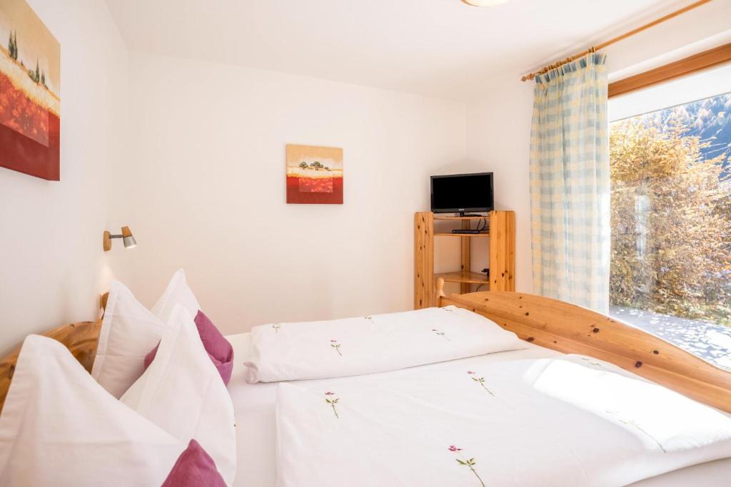 Posteľ alebo postele v izbe v ubytovaní Bnb Lettnerhof Terrace Family Suite
