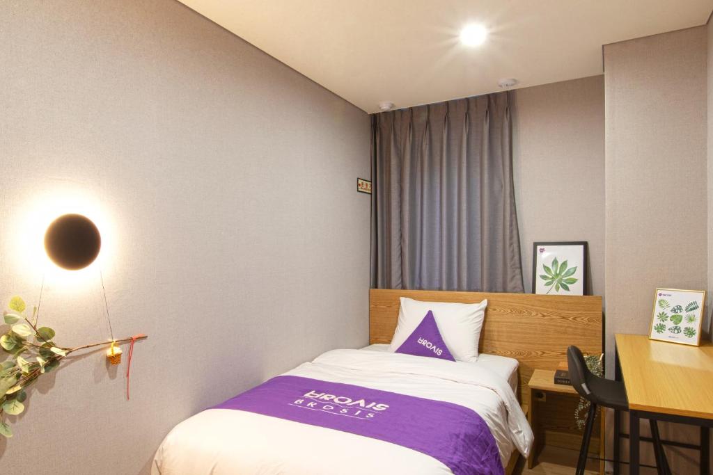 Brosis Hotel - Einzelzimmer Mit Gemeinschaftsdusche Und -WC