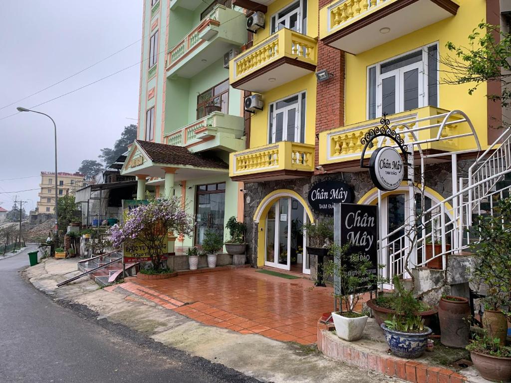 un edificio con un cartello sul lato di una strada di Chân Mây Tam Đảo a Tam Ðảo