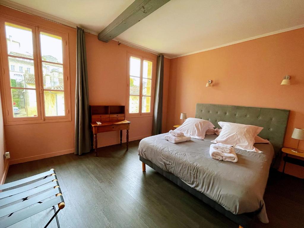 Una cama o camas en una habitaci&oacute;n de La Petite Fontaine