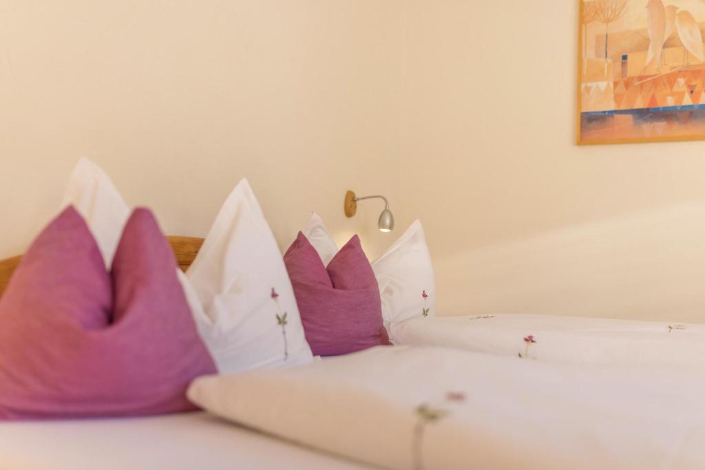 Postel nebo postele na pokoji v ubytování Lettnerhof Bnb Wohnung 4