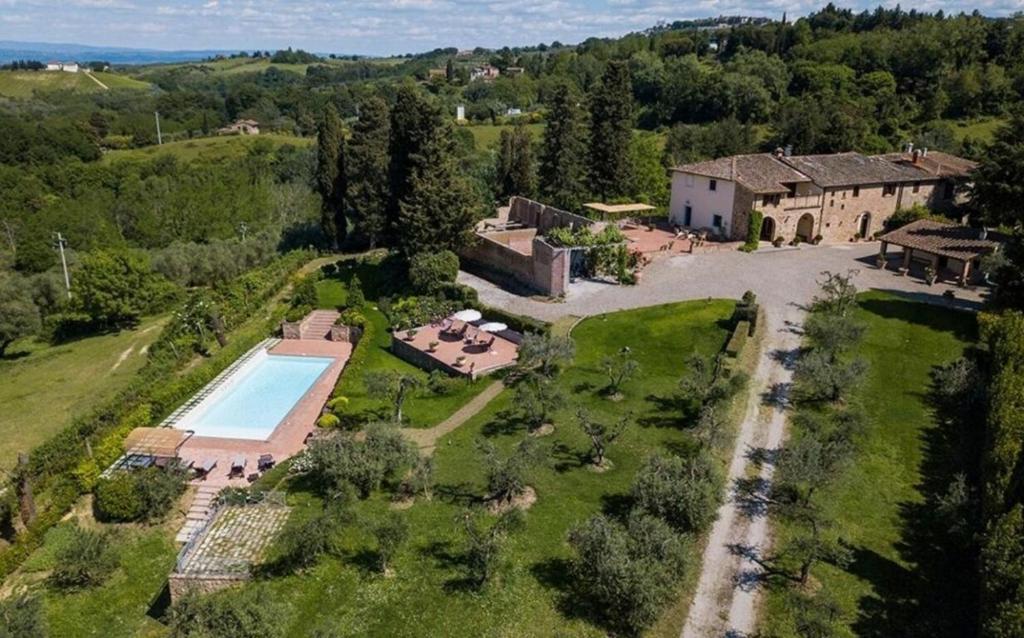een luchtzicht op een landgoed met een zwembad bij Villa le Mura in Montaione