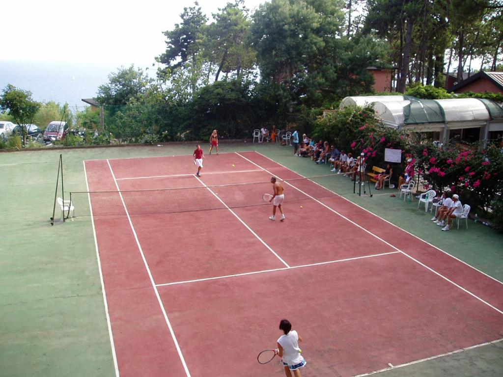 Tenis a/nebo squash v ubytování Resort La Francesca nebo okolí