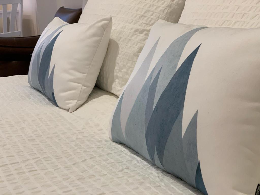 Postel nebo postele na pokoji v ubytování Stirling All Suites Hotel
