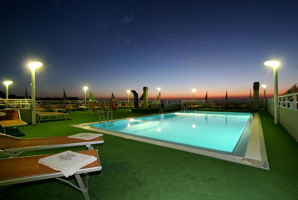 Bazén v ubytování Hotel Villa Luca nebo v jeho okolí