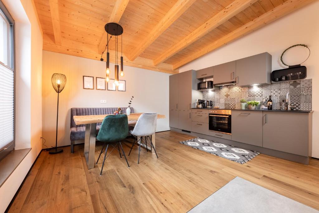 Kuchyň nebo kuchyňský kout v ubytování Fichtenlodge Stubaital