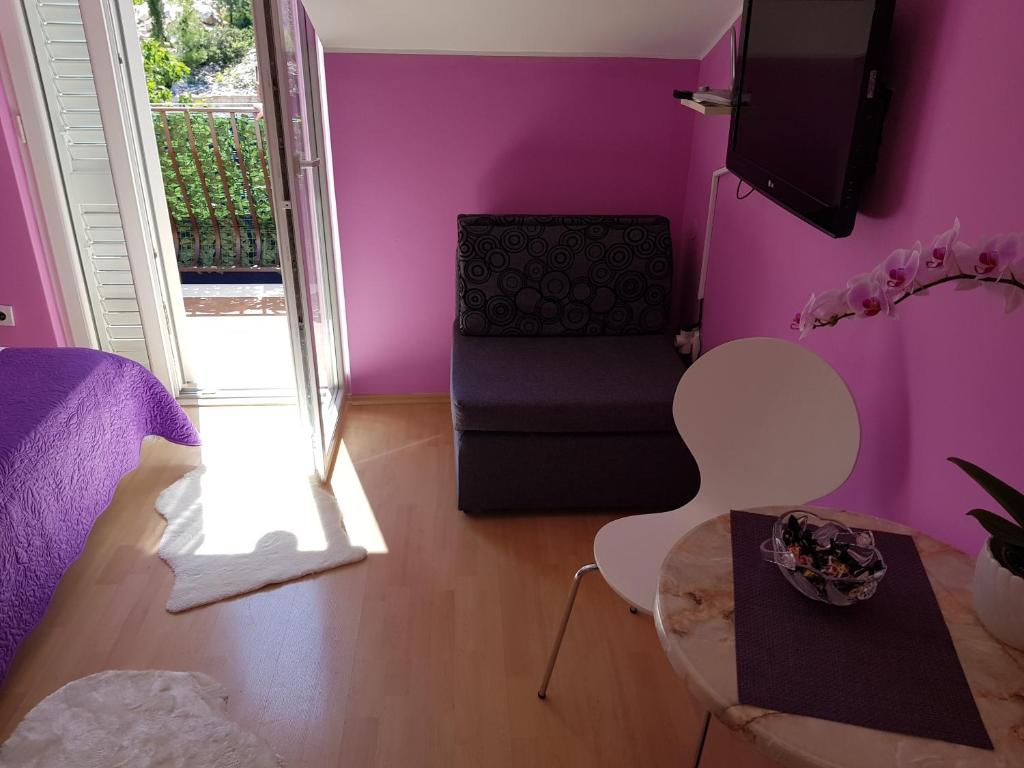 Televízia a/alebo spoločenská miestnosť v ubytovaní Guest House Avdic