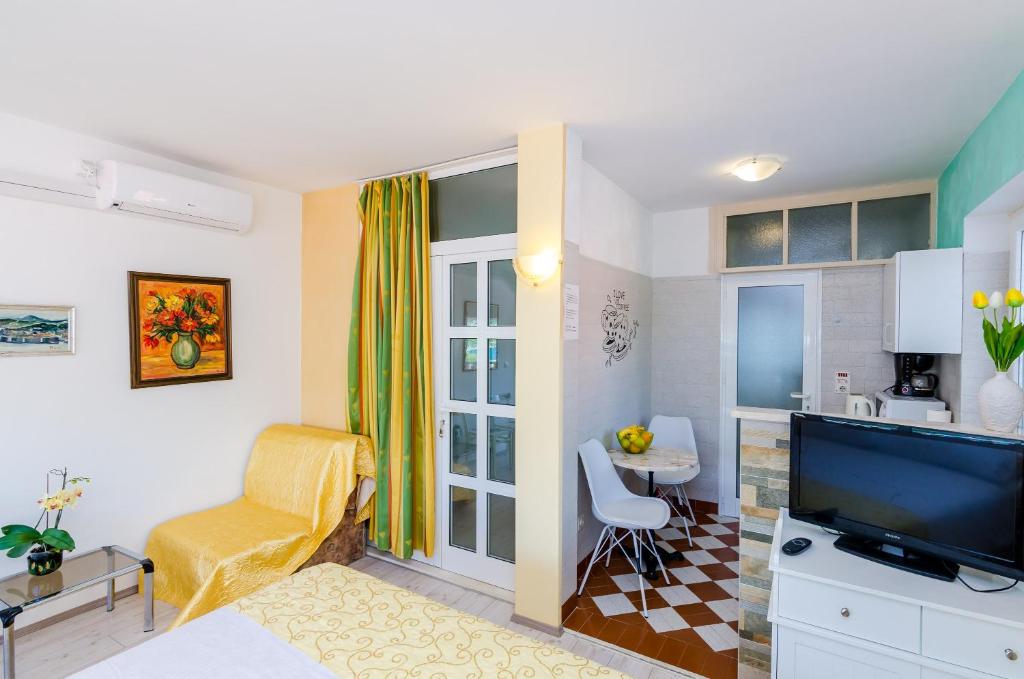 Televízia a/alebo spoločenská miestnosť v ubytovaní Guest House Avdic