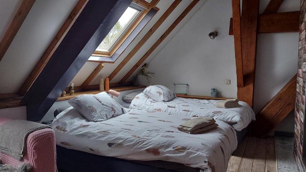 Postel nebo postele na pokoji v ubytování Theetuin Onder de Pannen