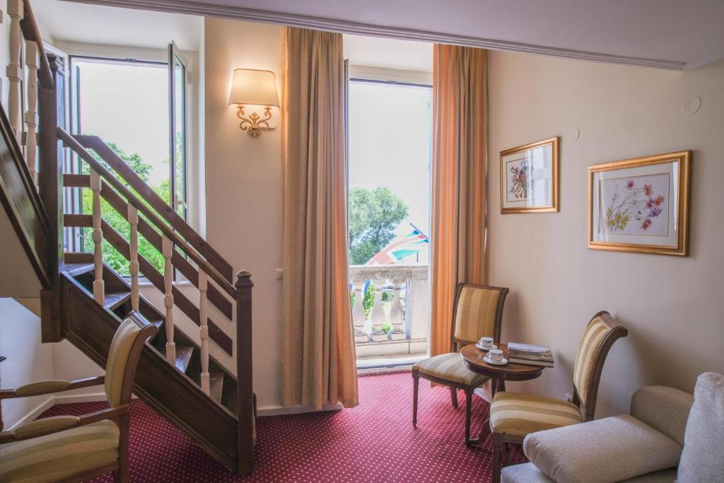 Istumisnurk majutusasutuses Cavalieri Hotel
