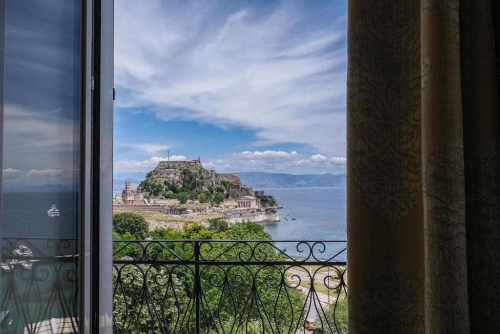 uma vista para um castelo a partir de uma varanda em Cavalieri Hotel em Corfu Town