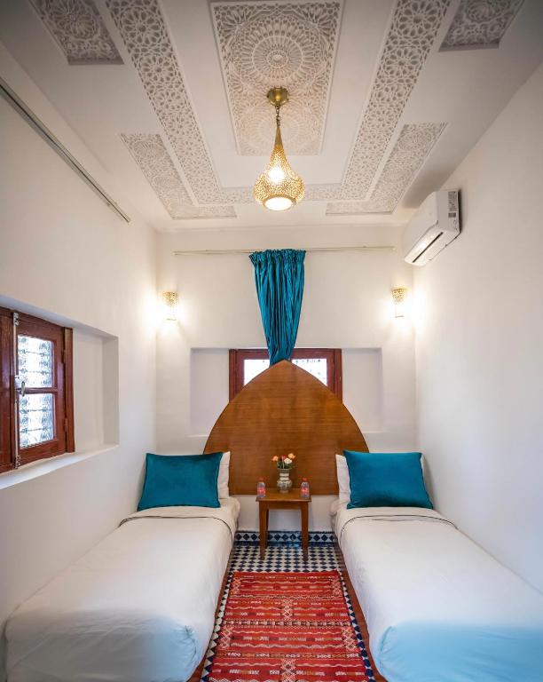 Postel nebo postele na pokoji v ubytování Riad Dilar Fes & Spa
