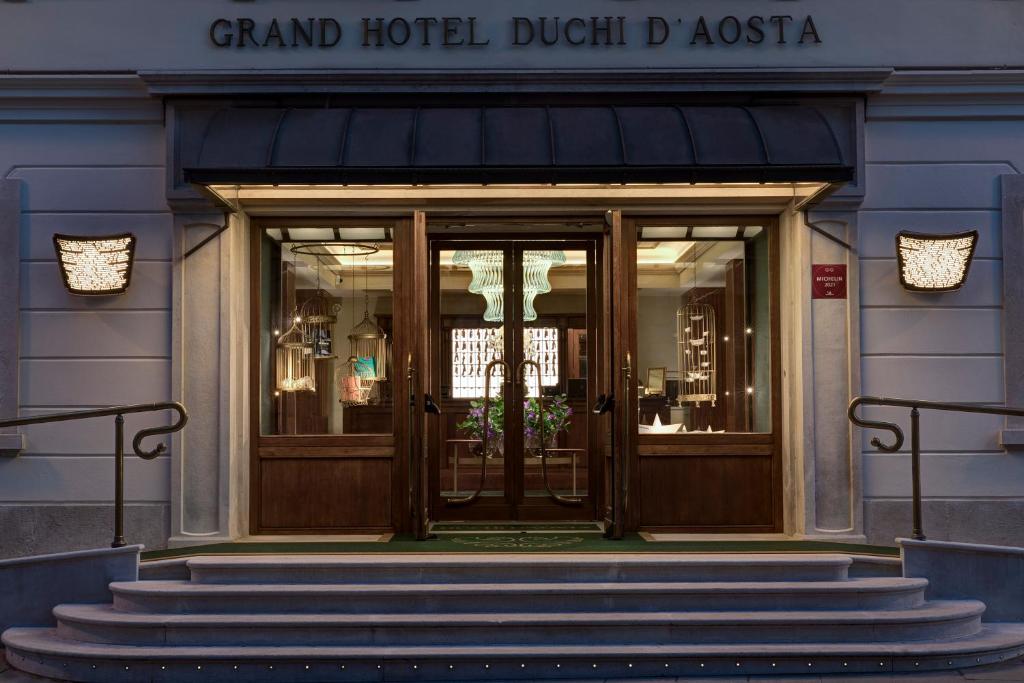 eine Eingangstür eines Grand Hotels mit einer Treppe davor in der Unterkunft Grand Hotel Duchi d'Aosta in Triest