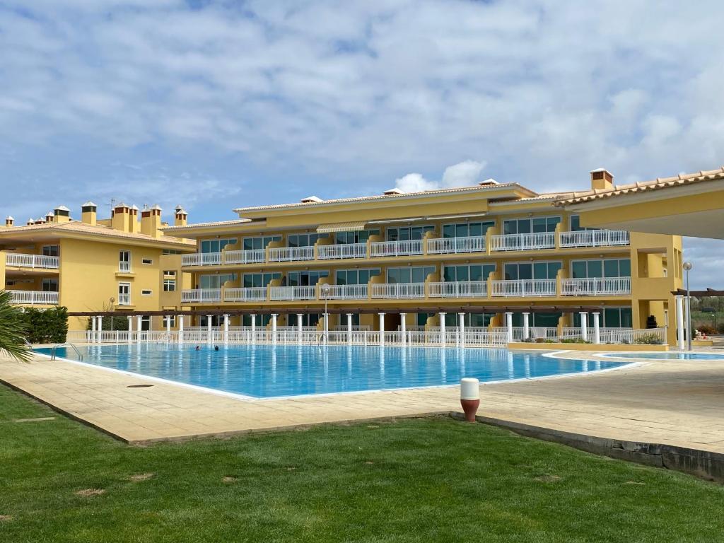 un gran edificio con una gran piscina en Santa Lovers en Santa Cruz