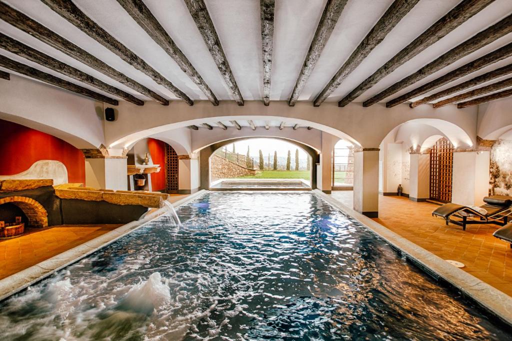 una piscina cubierta en una casa con una fuente de agua en Dimora storica Giorni resort & spa, en Pignola