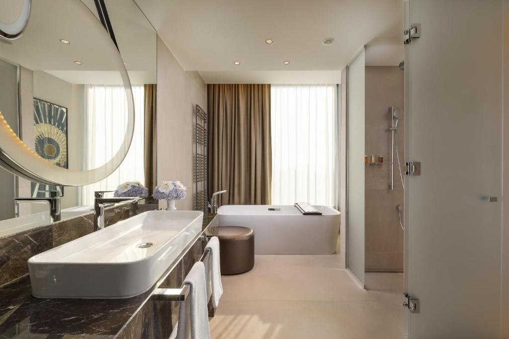 Koupelna v ubytování InterContinental - Ljubljana by IHG
