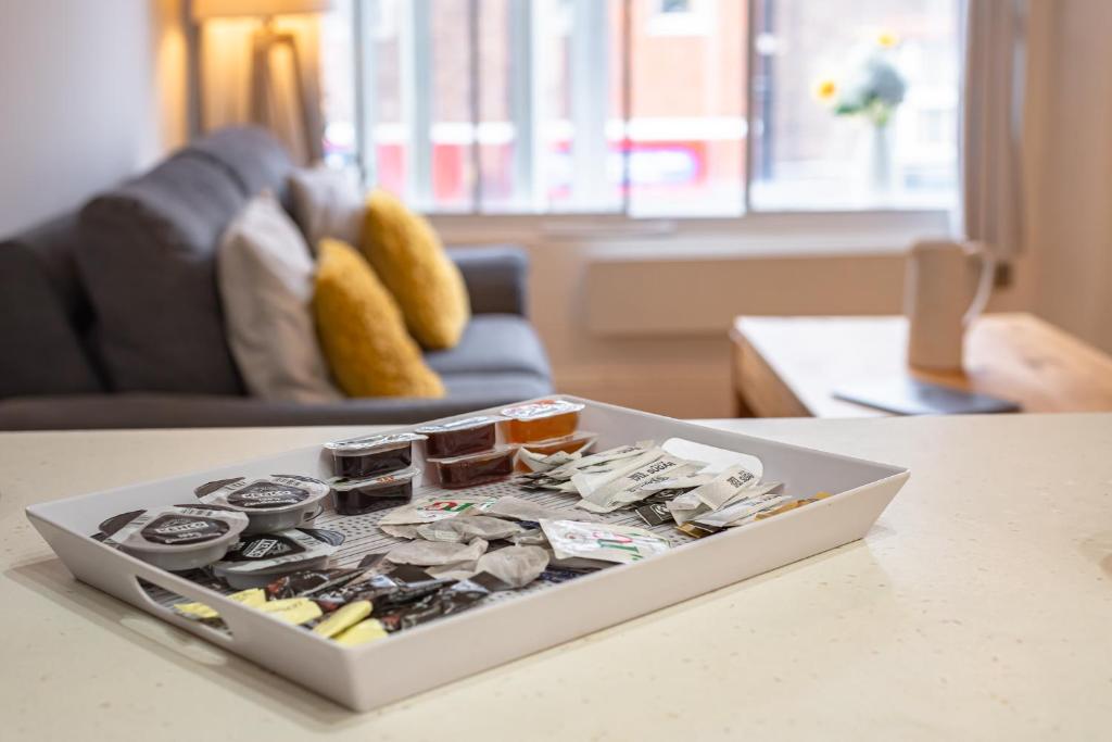 Posezení v ubytování Cosy & Bright 2 Bedroom Apartment in Newbury Town Centre - SLEEPS 7