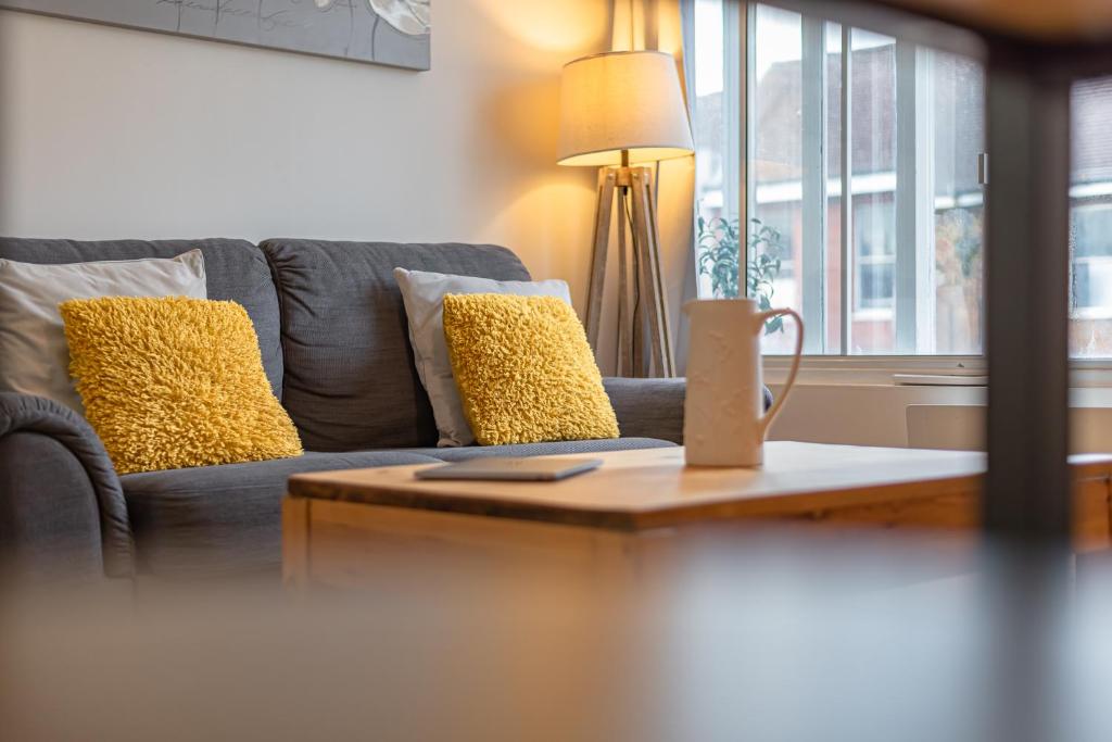 Posezení v ubytování Cosy & Bright 2 Bedroom Apartment in Newbury Town Centre - SLEEPS 7