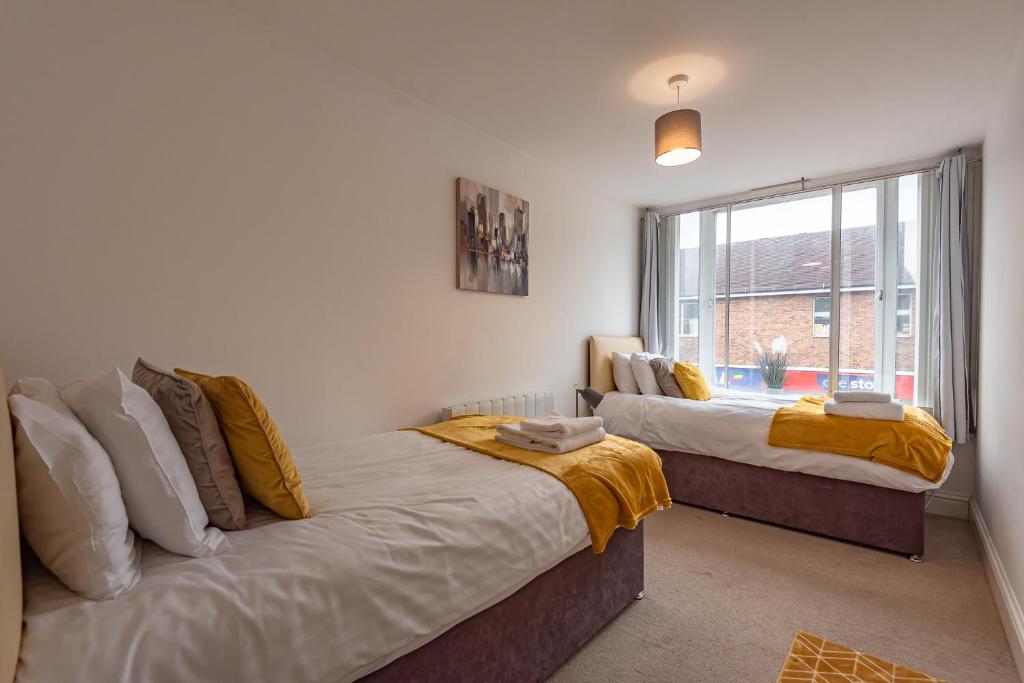 Postel nebo postele na pokoji v ubytování Cosy & Bright 2 Bedroom Apartment in Newbury Town Centre - SLEEPS 7