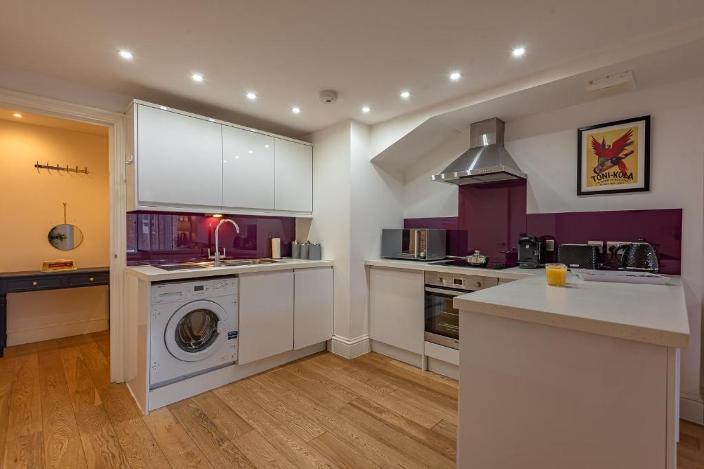 Kuchyň nebo kuchyňský kout v ubytování Cosy & Bright 2 Bedroom Apartment in Newbury Town Centre - SLEEPS 7