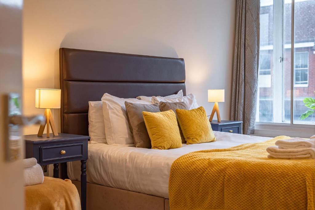 Postel nebo postele na pokoji v ubytování Cosy & Bright 2 Bedroom Apartment in Newbury Town Centre - SLEEPS 7