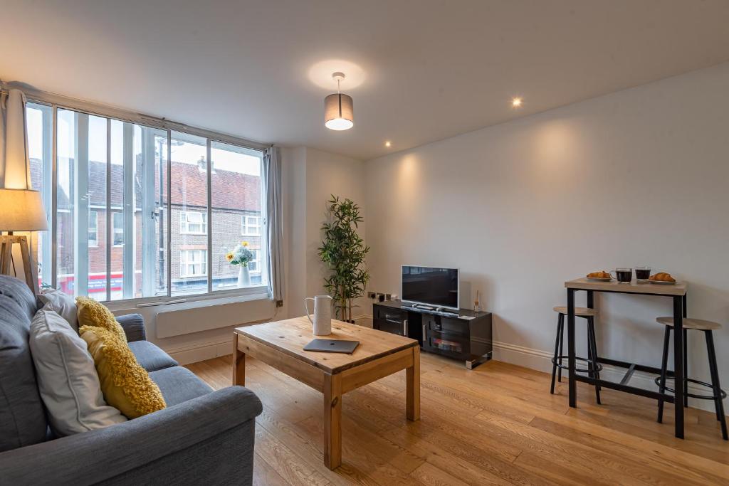 Et sittehjørne på Cozy 2 Bedroom Apartment in Newbury Town Centre - SLEEPS 7 with NETFLIX and WiFi