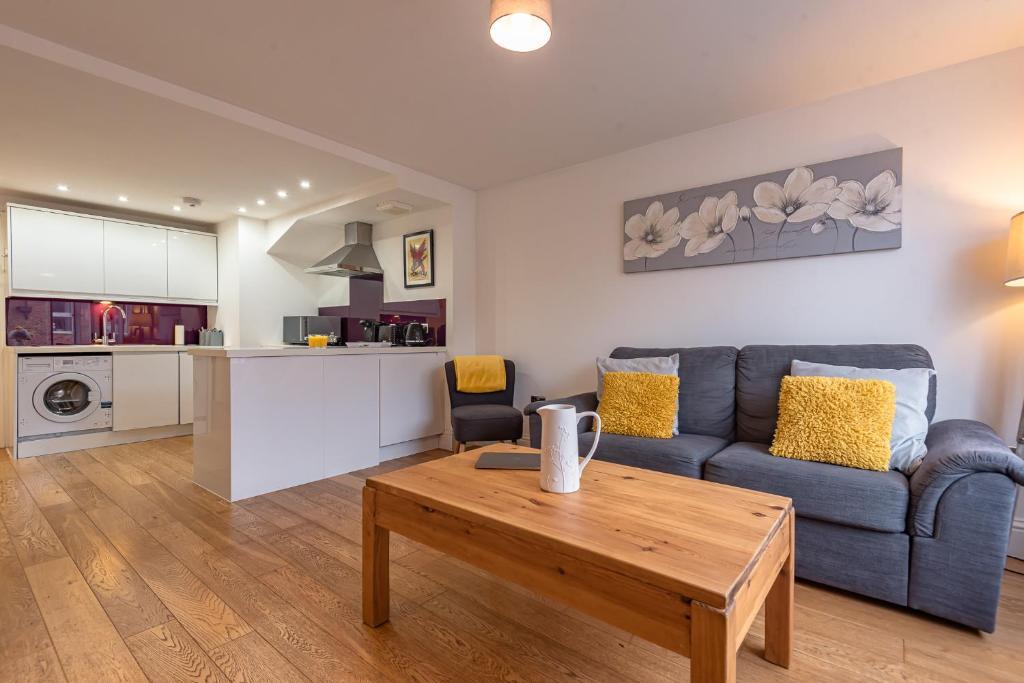 Posezení v ubytování Cosy & Bright 2 Bedroom Apartment in Newbury Town Centre - SLEEPS 7